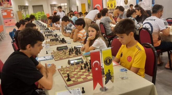 DENİZLİ’DE SATRANÇ TURNUVASINDA DERECEYE GİRENLER ÖDÜLLERİNİ ALDI