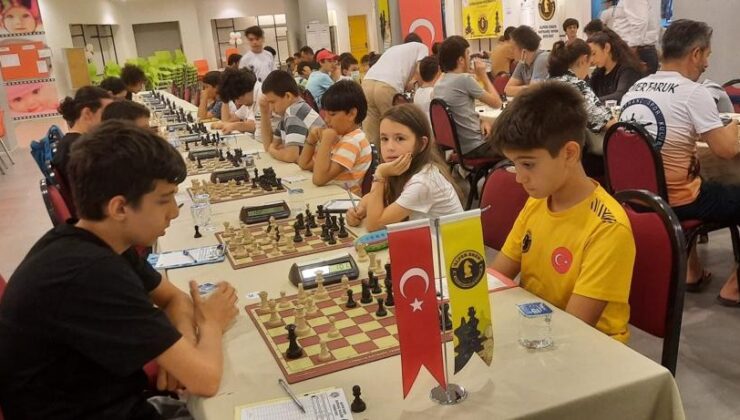 DENİZLİ’DE SATRANÇ TURNUVASINDA DERECEYE GİRENLER ÖDÜLLERİNİ ALDI