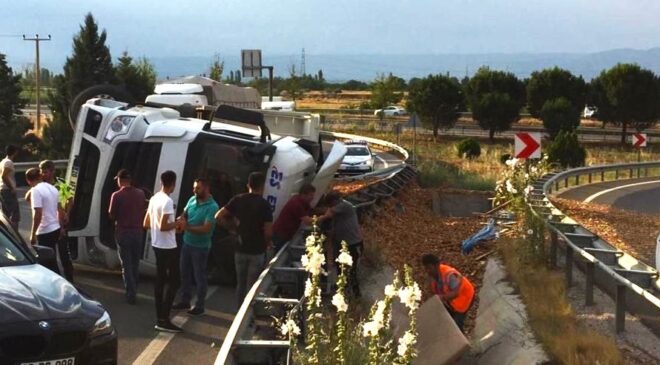 HAFRİYAT KAMYONU DEVRİLDİ, TONLARCA TALAŞ YOLA DÖKÜLDÜ