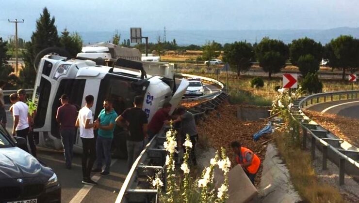 HAFRİYAT KAMYONU DEVRİLDİ, TONLARCA TALAŞ YOLA DÖKÜLDÜ