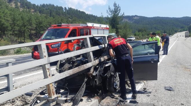 OTOMOBİL KÖPRÜYE OK GİBİ SAPLANDI: 3 YARALI