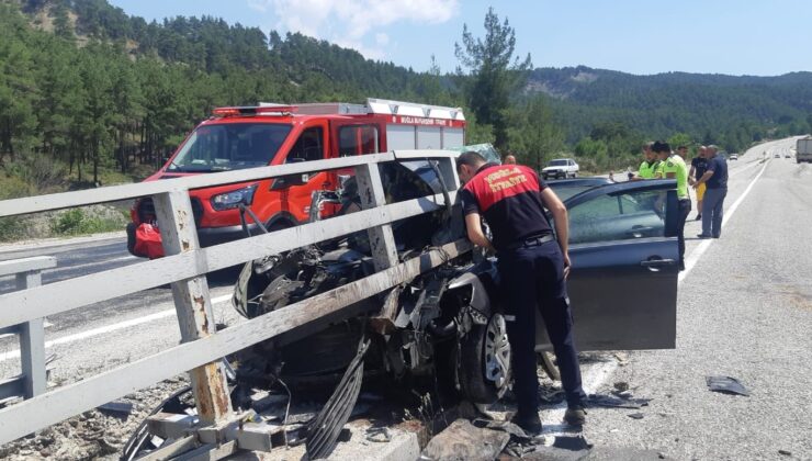 OTOMOBİL KÖPRÜYE OK GİBİ SAPLANDI: 3 YARALI