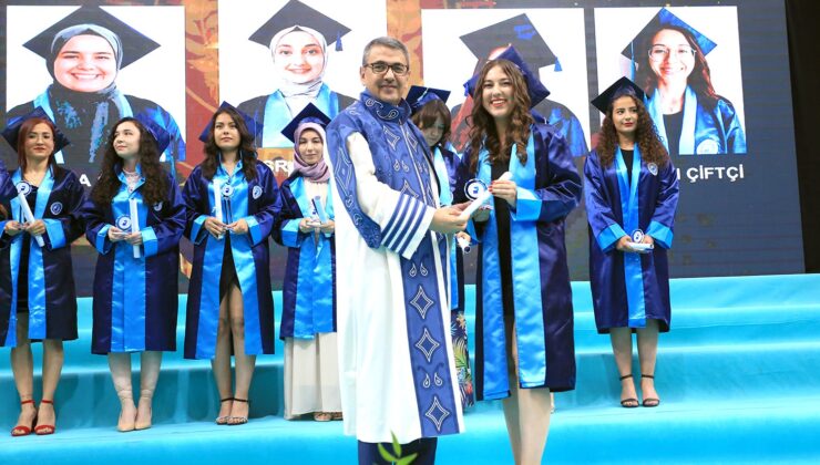 PAÜ MEZUNLARINI YENİ YAŞAMLARINA UĞURLADI