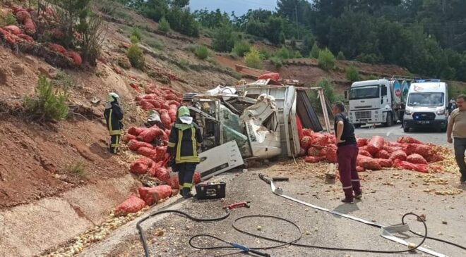 TONLARCA SOĞAN DEVRİLEN KAMYONDAN YOLA SAÇILDI