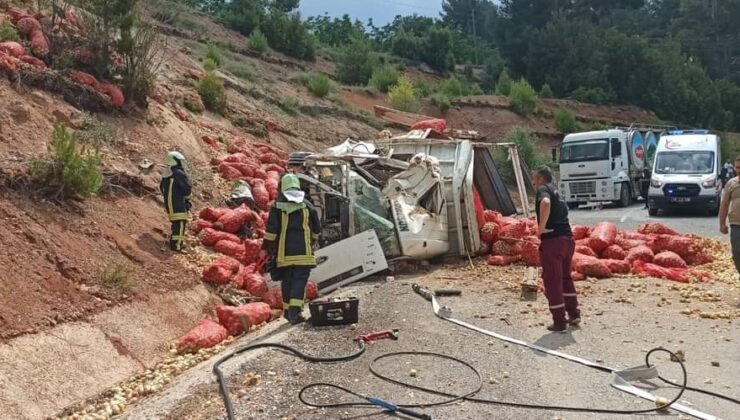 TONLARCA SOĞAN DEVRİLEN KAMYONDAN YOLA SAÇILDI