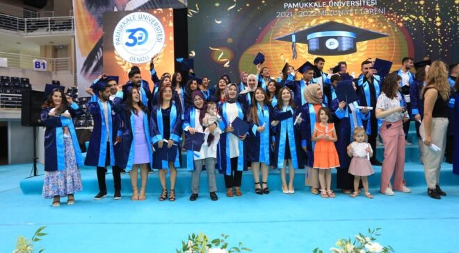 67 YAŞINDA TORUNU İLE BİRLİKTE DİPLOMASINI ALDI