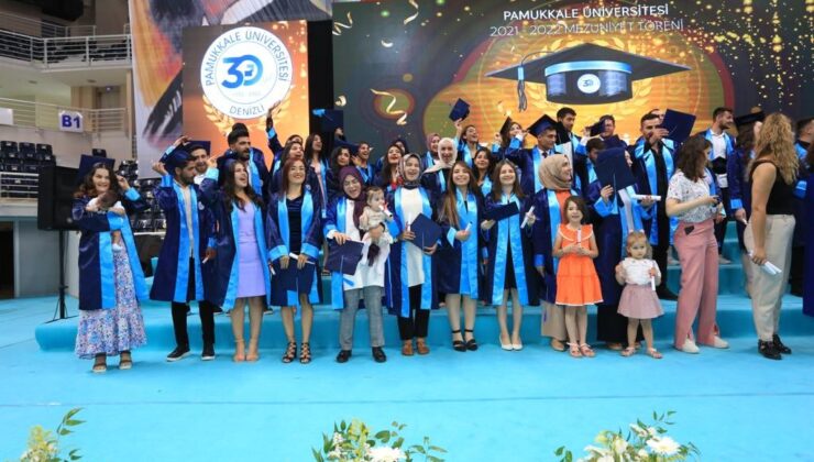 67 YAŞINDA TORUNU İLE BİRLİKTE DİPLOMASINI ALDI