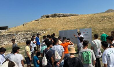 KARAMAN’DAN GELEN GENÇLER, DENİZLİ’NİN TARİHİ VE KÜLTÜREL DOKUSUNU HİSSETTİ