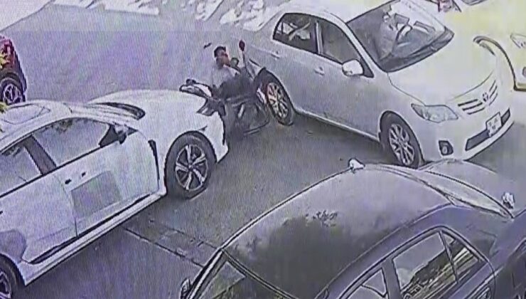 Çanta alışverişi için yol ortasında yan yana duran iki sürücü kazaya davetiye çıkardı