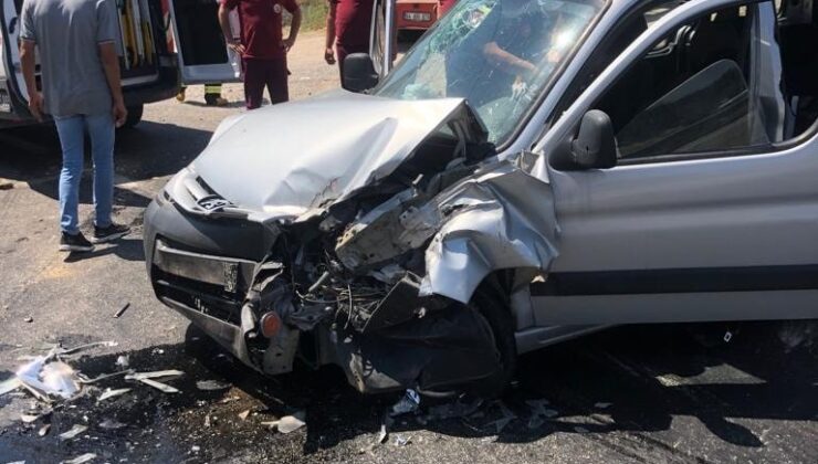 OTOMOBİL TIRA ARKADAN ÇARPTI: 2 YARALI