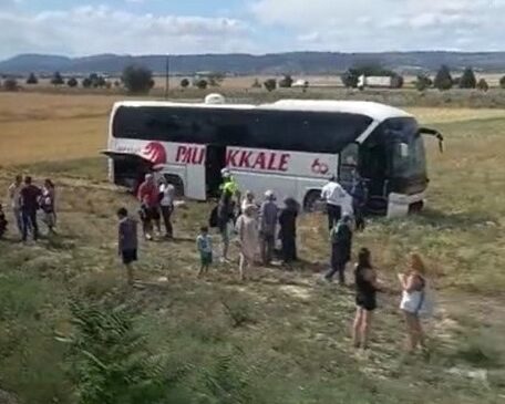 PAMUKKALE FİRMASINA AİT YOLCU OTOBÜSÜ TARLAYA UÇTU