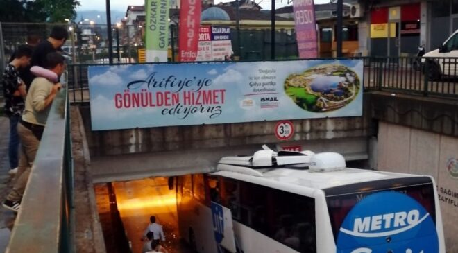 DENİZLİ’DEN YOLA ÇIKAN YOLCU OTOBÜSÜ ALT GEÇİTTE SIKIŞTI