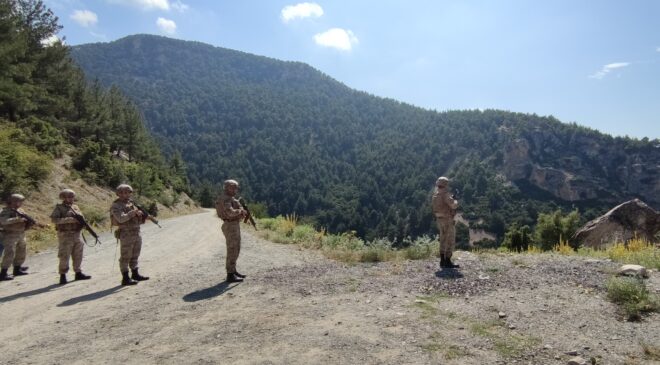 JANDARMA KOMANDOLAR DENİZLİ’NİN CİĞERLERİNDE KUŞ UÇURTMUYOR