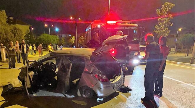 KONTROLDEN ÇIKAN ARAÇ DİREĞE ÇARPIP TAKLA ATTI