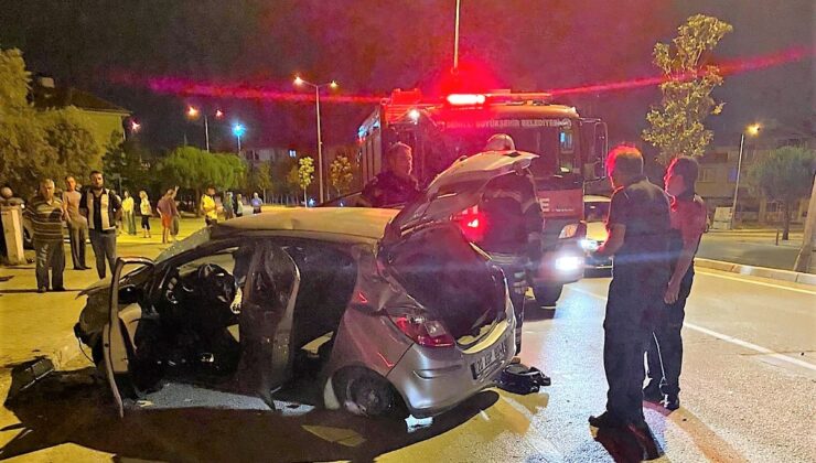 KONTROLDEN ÇIKAN ARAÇ DİREĞE ÇARPIP TAKLA ATTI