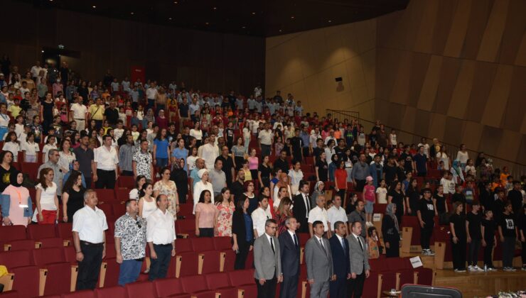 DENİZLİ TÜRKÜLERİNİ DEV ORKESTRA İLE SESLENDİRDİLER