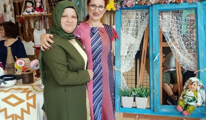  KRAVATTAN ELBİSE GÖRÜCÜYE ÇIKTI