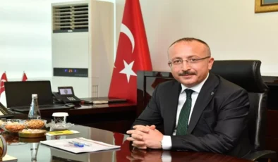 VALİ ATİK “ŞANLI BAYRAĞIMIZ İNDİRİLEMEZ”