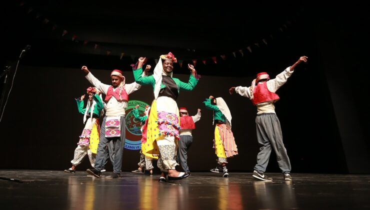 PAÜ’NÜN YABANCI ÖĞRENCİLERİNDEN RENKLİ MEZUNİYET TÖRENİ