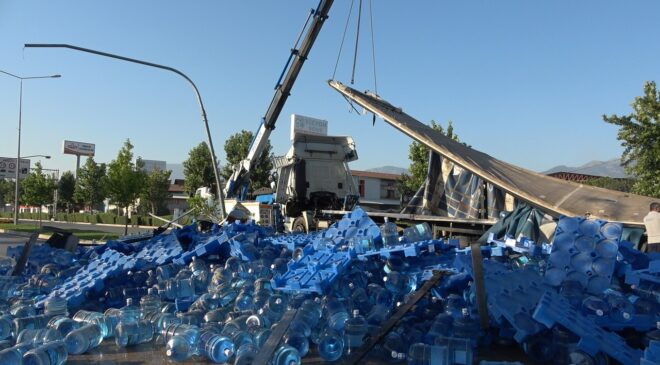 LASTİĞİ PATLAYAN TIR ORTALIĞI SAVAŞ ALANINA ÇEVİRDİ