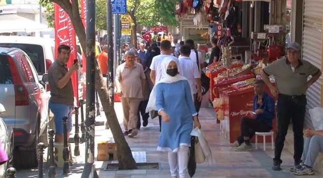 BAYRAM ÇARŞIYA HAREKETLİLİK GETİRDİ