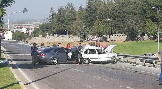 AYNI YÖNE GİDEN OTOMOBİLLER ÇARPIŞTI: 1 ÖLÜ, 7 YARALI