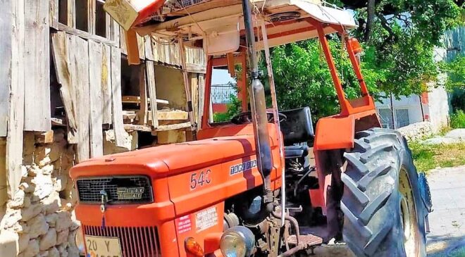 DOMUZ BEKLEMEK İÇİN TRAKTÖR KABİNİNE RANZA YAPTI