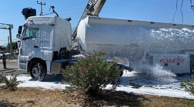 DOLU YAKIT TANKERİNİN DEVRİLDİĞİ KAZADA FACİADAN DÖNÜLDÜ