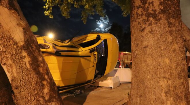 KAVŞAKTA ÇARPIŞAN OTOMOBİLLER PARKA DEVRİLDİ
