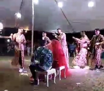 DAMADIN ARKADAŞLARI KINA GECESİNDE BİNDALLIYLA RENK KATTI