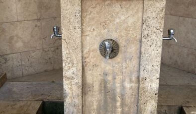 TARİHİ CAMİDEN ÇALINAN MUSLUKLARIN YERİNE YENİSİ TAKILDI