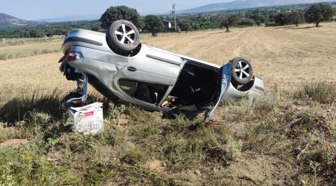 ŞARAMPOLE DEVRİLEN OTOMOBİLDEKİ 3 KİŞİ YARALANDI