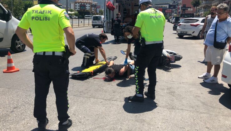 OTOMOBİLE ÇARPAN MOTOSİKLETTEKİ SÜRÜCÜ AĞIR YARALANDI