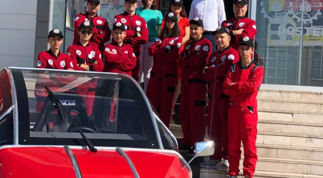 DOSTEK’İN ELEKTRİKLİ ARACI YARIŞMA İÇİN KOCAELİ’YE YOLCU EDİLDİ