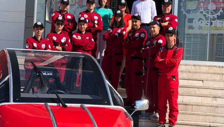 DOSTEK’İN ELEKTRİKLİ ARACI YARIŞMA İÇİN KOCAELİ’YE YOLCU EDİLDİ