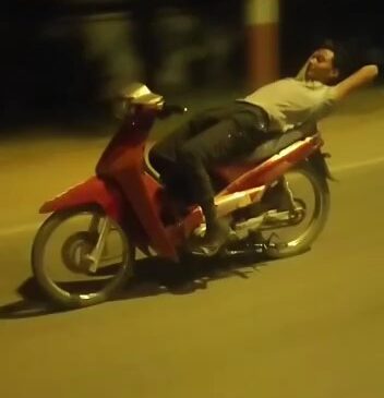 ELERİNİ BIRAKIP MOTORUN ÜZERİNDE YATARAK GİTTİ