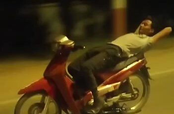 ELERİNİ BIRAKIP MOTORUN ÜZERİNDE YATARAK GİTTİ