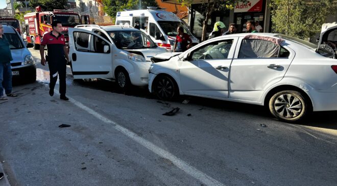 İki otomobil kafa kafaya çarpıştı: 5 yaralı