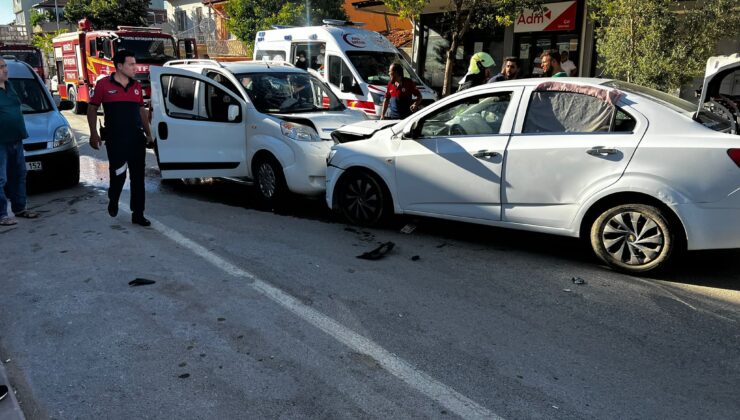 İki otomobil kafa kafaya çarpıştı: 5 yaralı