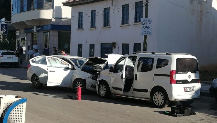 İKİ OTOMOBİL KAFA KAFAYA ÇARPIŞTI: 5 YARALI