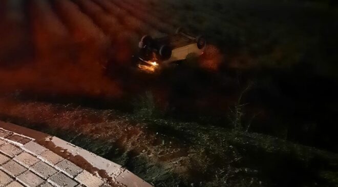 YOLU KARIŞTIRAN OTOMOBİL DERE YATAĞINA UÇTU; 2 YARALI