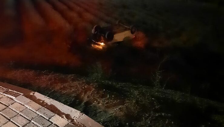 YOLU KARIŞTIRAN OTOMOBİL DERE YATAĞINA UÇTU; 2 YARALI