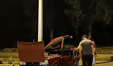 GENÇ SÜRÜCÜYE MEZAR OLAN OTOMOBİL AYDINLATMA DİREĞİNE BÖYLE ÇARPTI