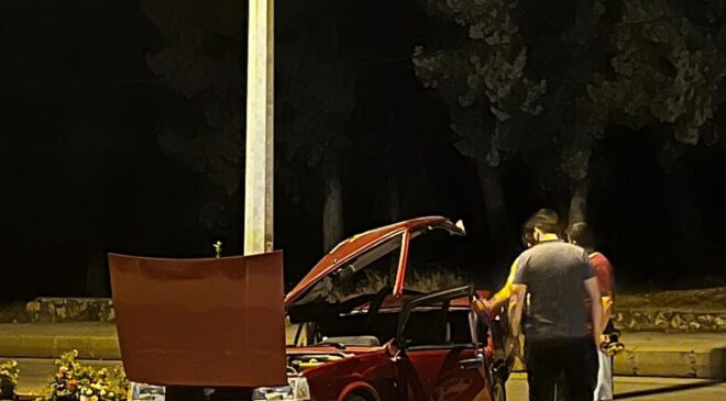 GENÇ SÜRÜCÜYE MEZAR OLAN OTOMOBİL AYDINLATMA DİREĞİNE BÖYLE ÇARPTI