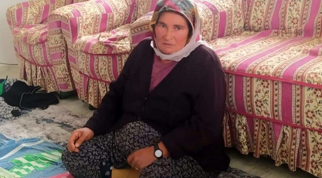 YAŞLI KADIN TRAKTÖRÜN ALTINDA CAN VERDİ