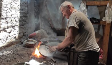 ÖMRÜNÜ ADADIĞI MESLEĞİNİ KAVURUCU ATEŞİN KARŞISINDA SÜRDÜRÜYOR