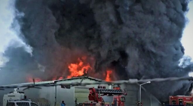 Lojistik deposunda çıkan yangın kısmen kontrol altına alındı