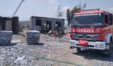 ÇİVRİL’DE PREFABRİK YAPIDA YANGIN