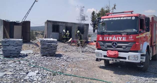 ÇİVRİL’DE PREFABRİK YAPIDA YANGIN