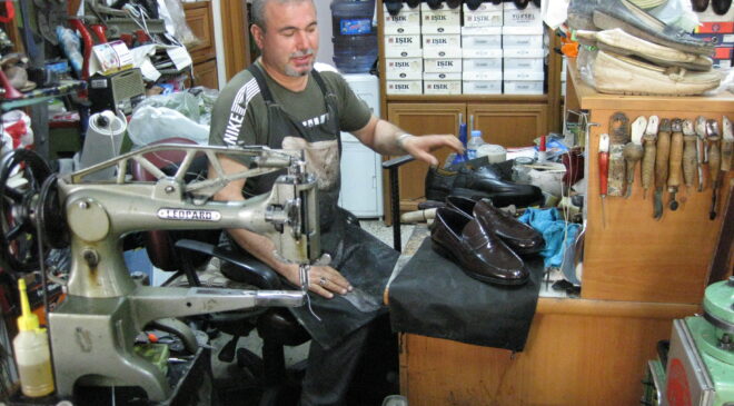 KUR ARTIŞI AYAKKABI TAMİRATLARINA OLAN TALEBİ ARTTIRDI